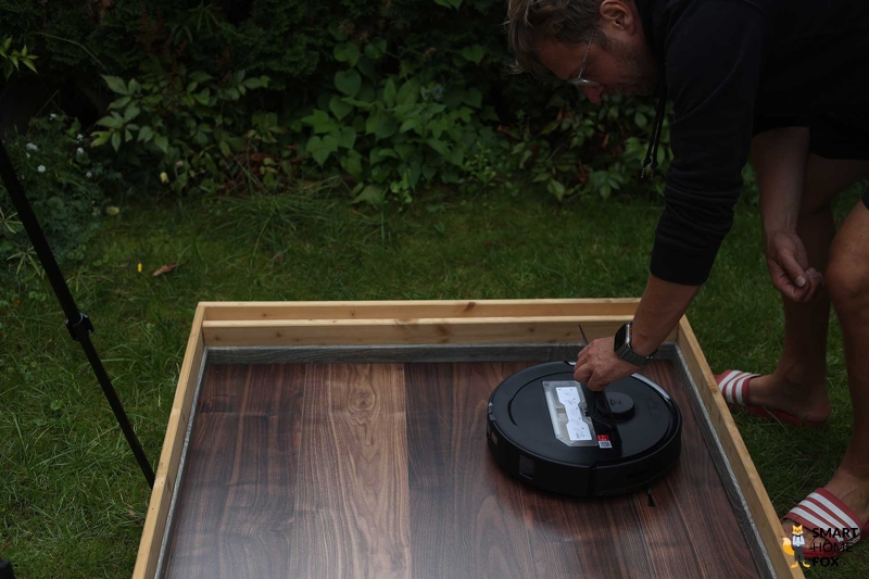 Das Smart Home Fox Team führt Saugtests des Roborock Q Revo durch.